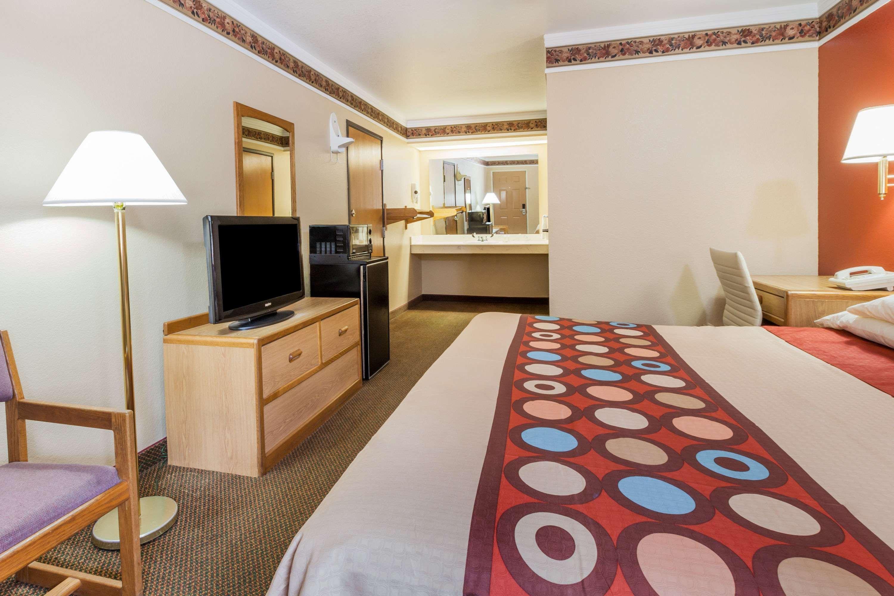 ซูเปอร์ 8 บาย วินด์แฮม เมาท์เวอร์นอน Hotel ภายนอก รูปภาพ
