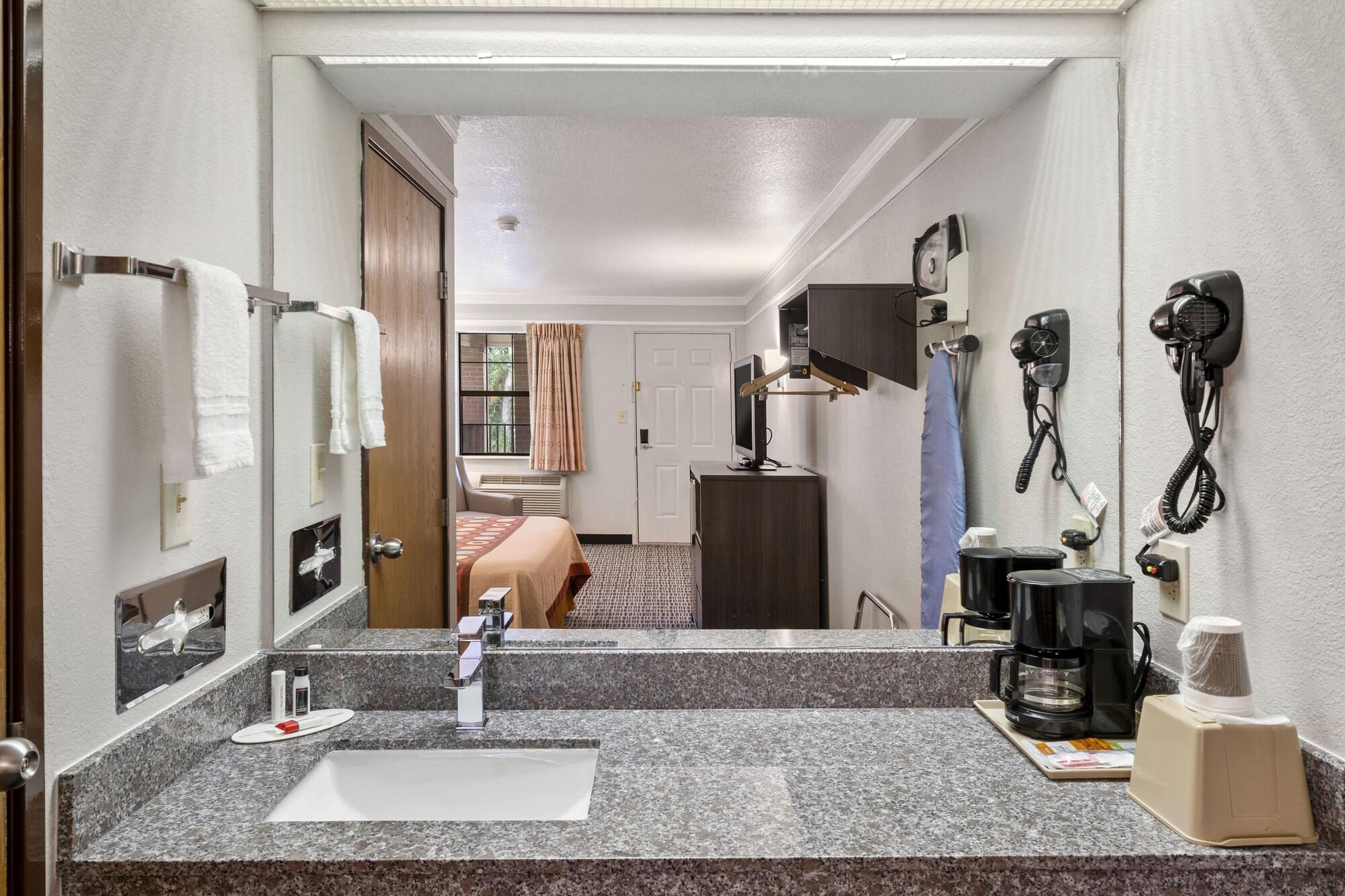 ซูเปอร์ 8 บาย วินด์แฮม เมาท์เวอร์นอน Hotel ภายนอก รูปภาพ
