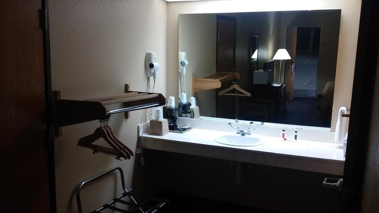 ซูเปอร์ 8 บาย วินด์แฮม เมาท์เวอร์นอน Hotel ภายนอก รูปภาพ